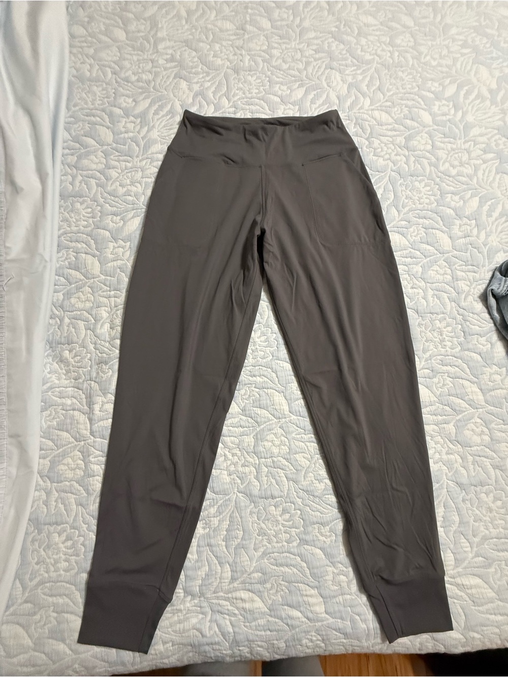 High-Rise Gray Performance Leggings with Tapered Ankles